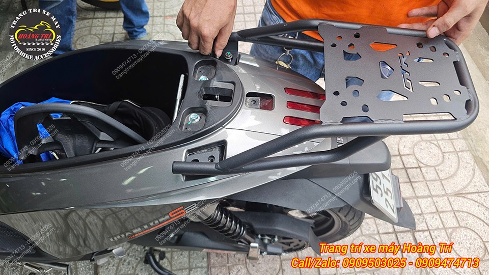 Nhân viên kỹ thuật đang tiến hành lắp baga sau cho mẫu xe Quantum S2