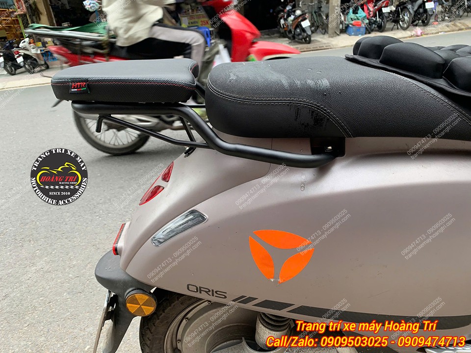 Phần baga sau trên Yadea Oris đã được thay thế bằng loại khác thay cho cản zin