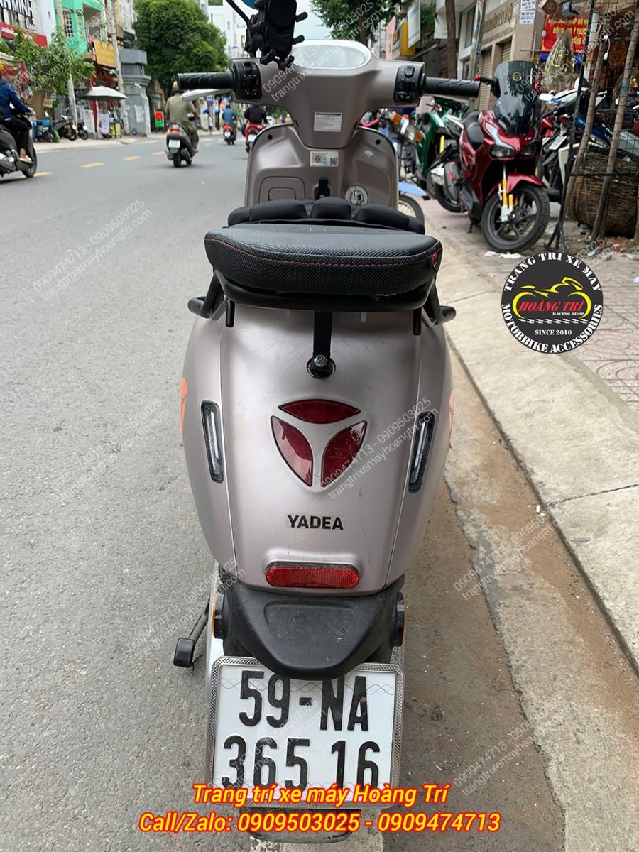 Từ phía sau nhìn lại, combo baga sau và nệm yên tạo nên dáng xe hài hòa hơn