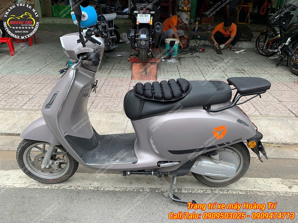 Ngoài nệm yên HTR, anh em có thể lựa thêm thùng sau cho xế cưng