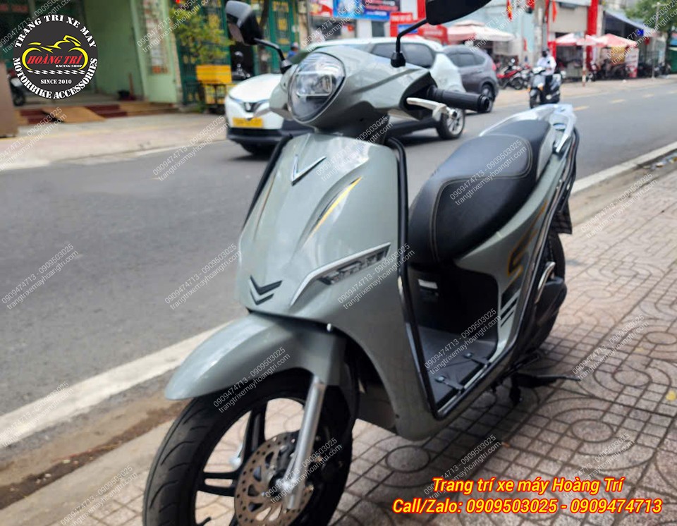 Khung được ôm sát dàn áo, tạo điểm nhấn như một đường viền trang trí