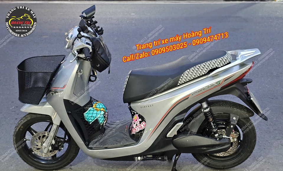 Góc nhìn bên trái xe Feliz cho thấy chiếc rổ lớn hỗ trợ đắc lực trong việc mang theo đồ dùng hằng ngày