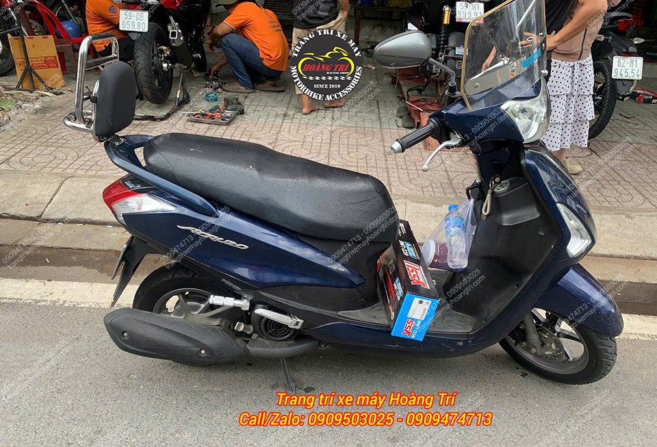 Ngoài gác chân, anh khách còn trang bị thêm nhiều món đồ chơi khác cho xe