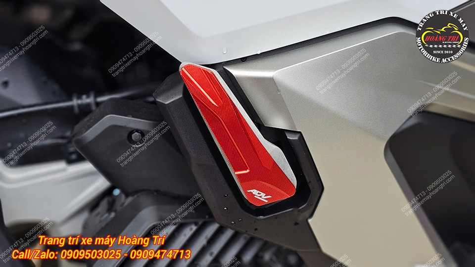 Khách hàng đã chọn màu đỏ để tạo điểm nhấn cho chiếc ADV trắng nổi bật
