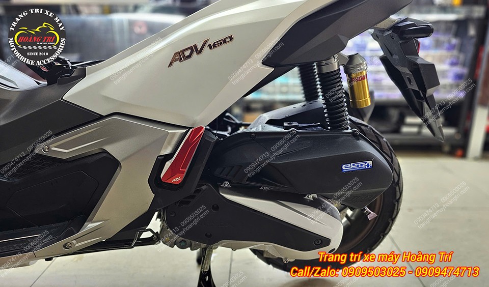 Góc nhìn toàn cảnh bên hông trái xe với gác chân NCL ADV trở thành tâm điểm nổi bật