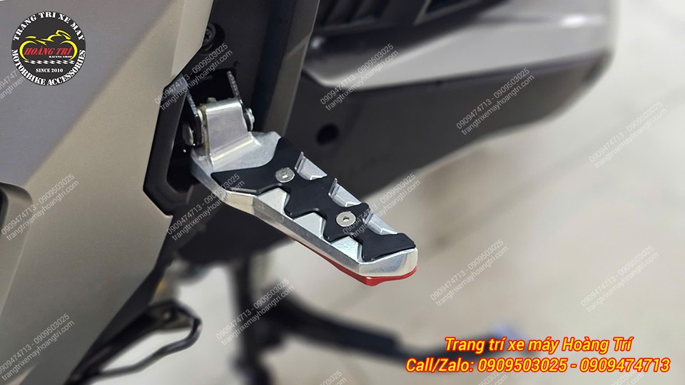 Thiết kế họa tiết xương cá màu đen trên gác chân sau ADV tạo điểm nhấn nổi bật