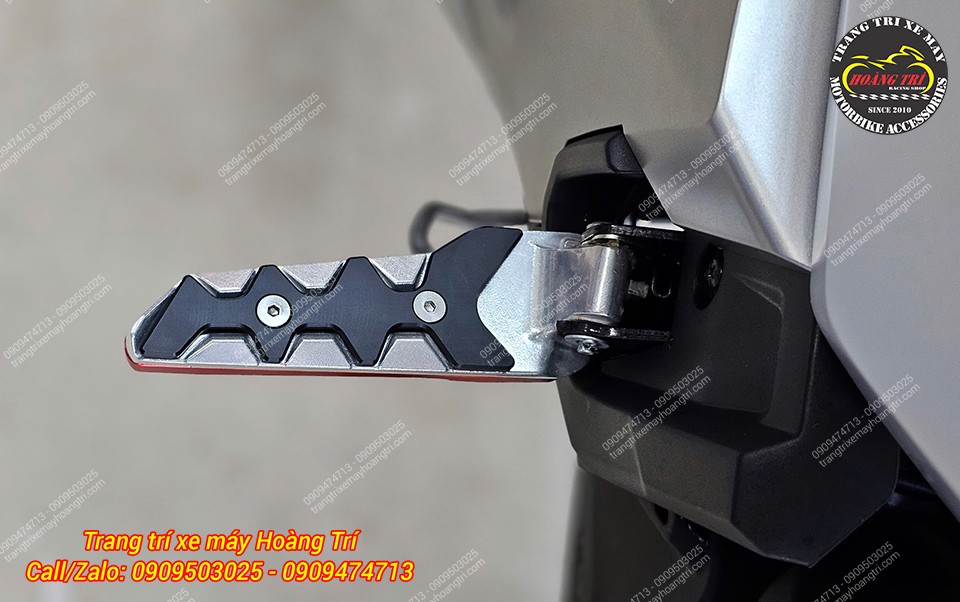 Các rãnh xẻ giúp tăng độ bám, hạn chế trơn trượt khi sử dụng gác chân nhôm NCL ADV