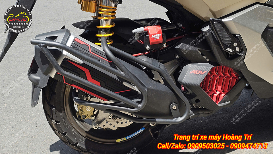 Chiếc ADV 160 vừa được trang bị thêm khung chống đổ pô, giúp bảo vệ pô xe một cách tối ưu