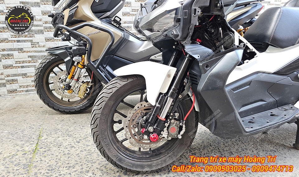 Cạnh đó là chiếc ADV 150 sử dụng combo phuộc KingHam và heo Brembo 2 piston