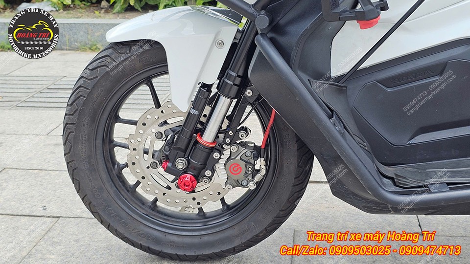 Hình ảnh cận cảnh dàn chân trước nổi bật với phuộc KingHam đẳng cấp và heo dầu Brembo chất lượng