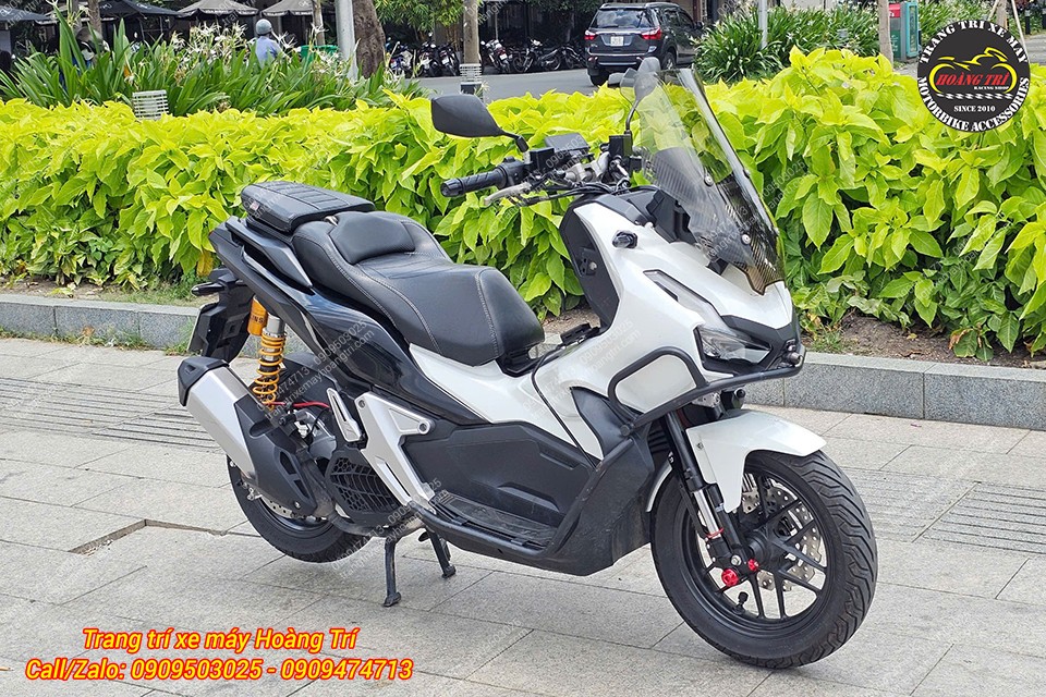 Tổng thể ADV 150 trắng tinh khôi với dàn chân trước và sau độ cực kỳ tinh tế