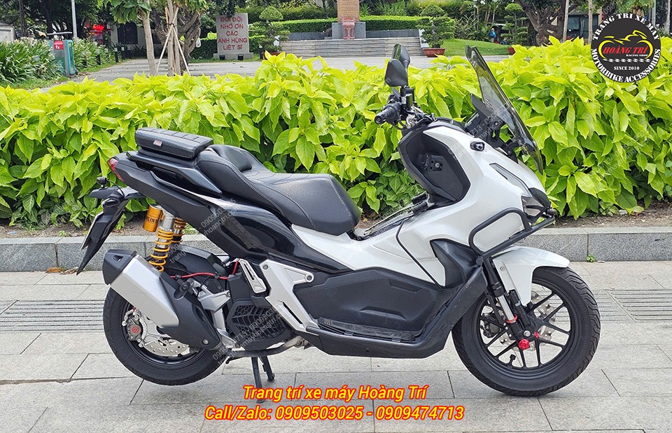 Góc nhìn toàn cảnh bên phải của ADV 150 cho thấy sự thay đổi mạnh mẽ ở dàn chân trước và sau