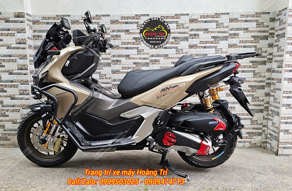Bộ đôi phuộc trước sau trên ADV 160 mang màu sắc đồng bộ, vừa mạnh mẽ vừa sang trọng