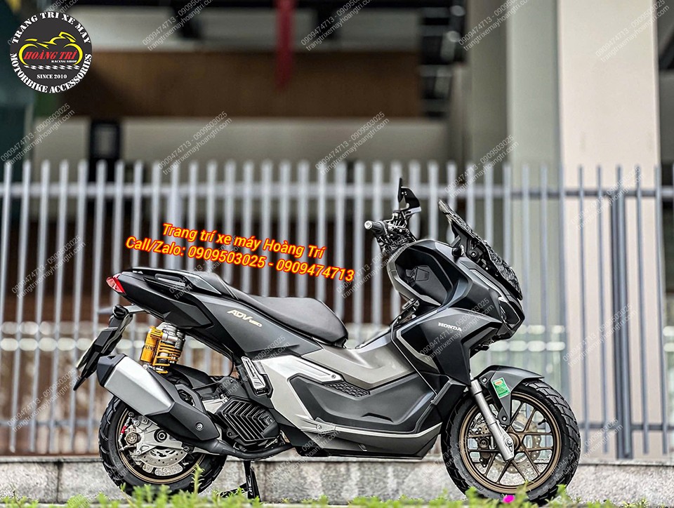 Dàn chân sau nổi bật với tông vàng đặc trưng từ phuộc Ohlins