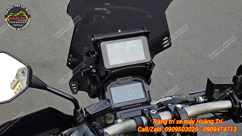 Anh khách đã lựa chọn thêm màn hình camera hành trình để gắn trên thanh ngang GPS