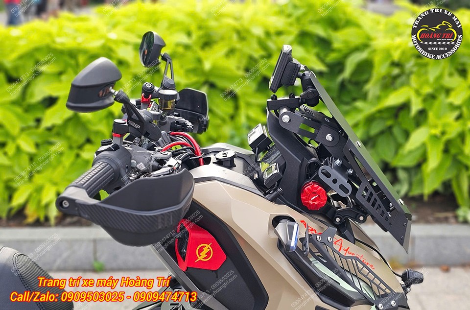 Sản phẩm được thiết kế sẵn 2 pát lắp kính hậu giống moto phân khối lớn