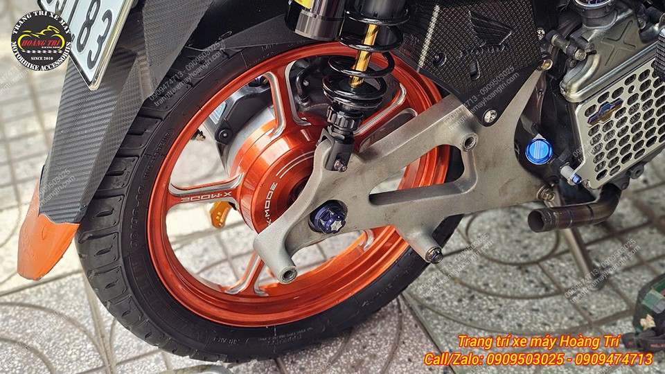 Anh khách chọn màu cam cho bộ mâm để đồng bộ với màu cam tổng thể của xe