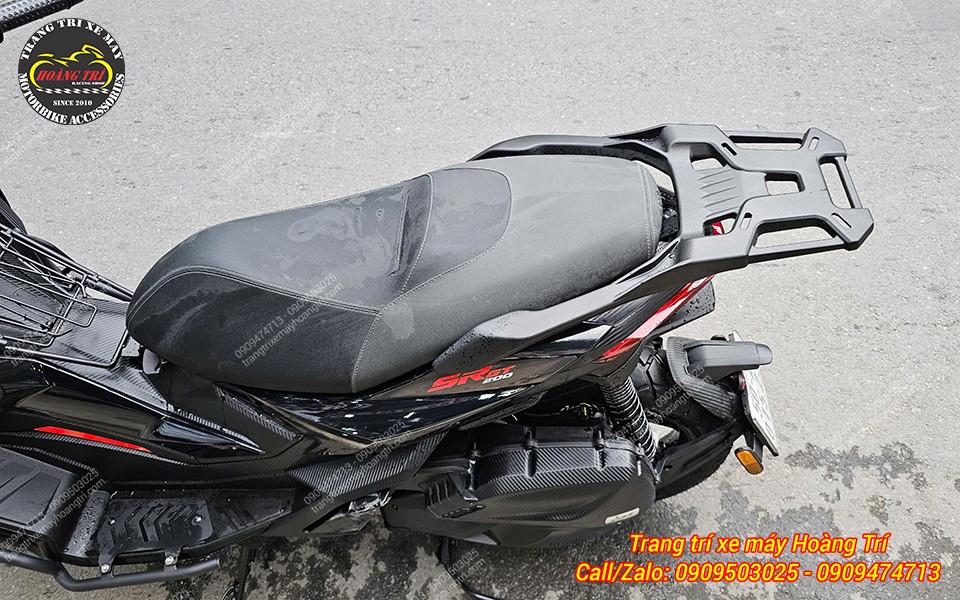 Mỗi chi tiết của baga sau nhôm nguyên khối đều được tinh chỉnh vừa vặn cho chiếc Aprilia SR GT 200