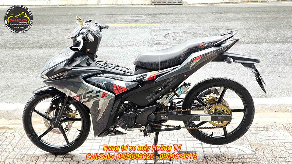 Dàn áo xám xi măng hiện đại kết hợp cùng tem thiết kế tạo nên phong cách nổi bật