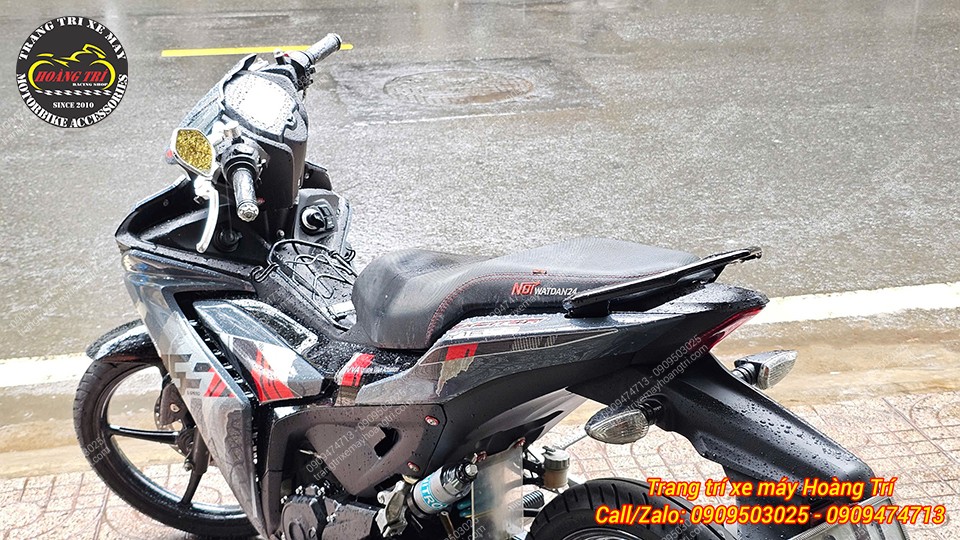 Dàn áo mới kết hợp với tem tùy chỉnh tạo nên phong cách độc đáo cho chủ xe