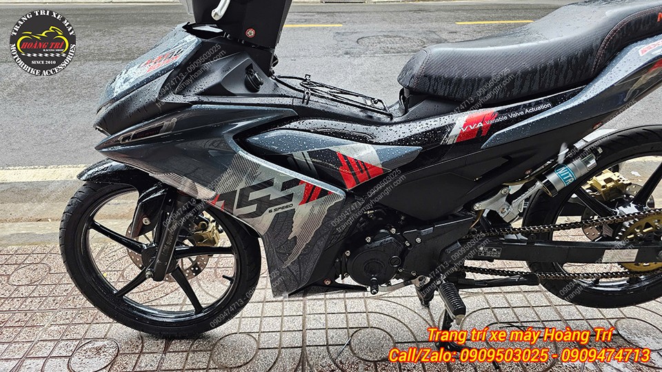 Tem hai bên sườn trước được cách điệu với ba tông màu: xám, đen và đỏ