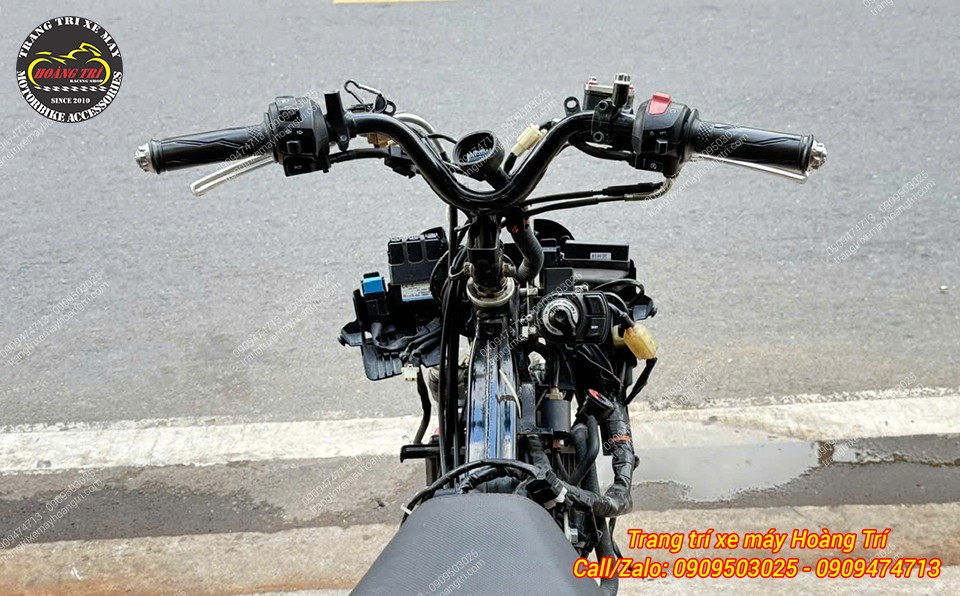 Dàn vỏ xe Exciter 155 đã được tháo ra để chuẩn bị lắp bộ áo mới hoàn toàn