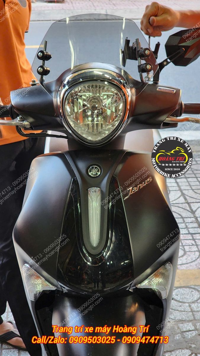 Nhân viên đang tiến hành lắp kính chắn gió TRU-GR20 lên xe Janus