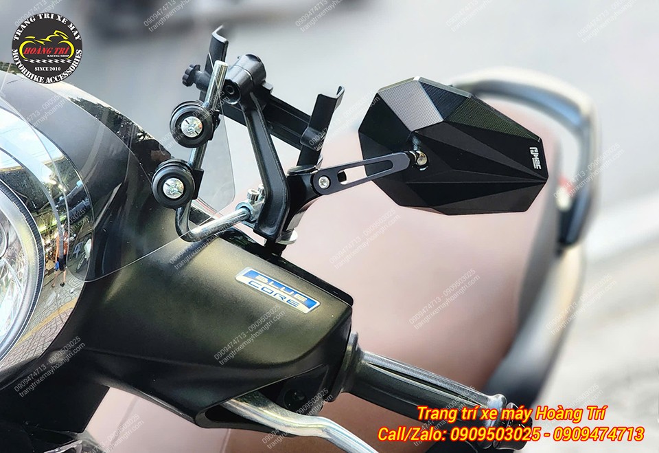 Hình ảnh cận cảnh cho thấy kính chiếu hậu H2C V5 đã được lắp vào ​bên trái xe Janus, vừa gọn gàng vừa tinh tế