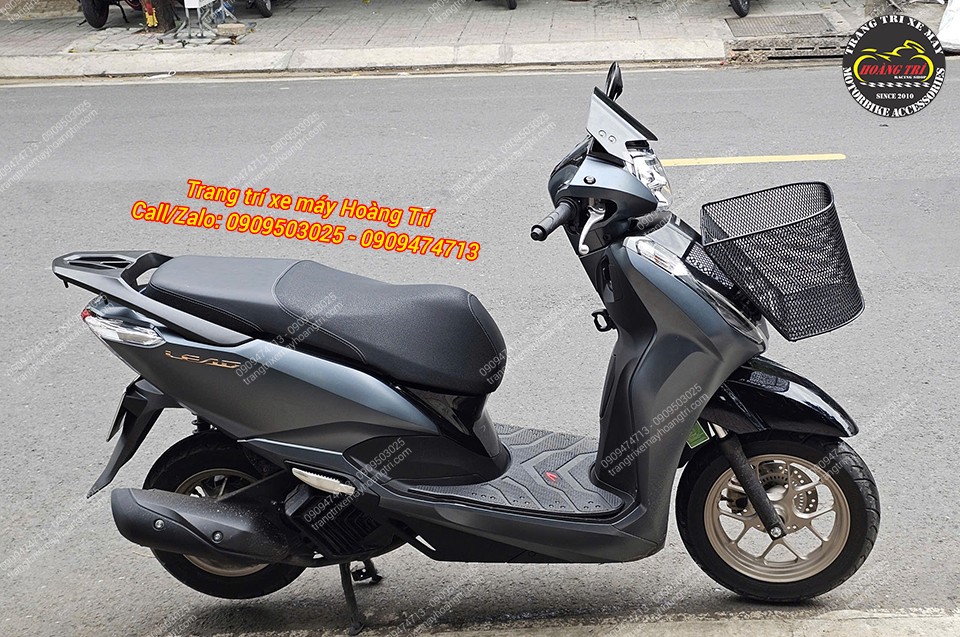 Bộ đôi kính chắn gió và rổ trước đã giúp xe thay đổi diện mạo đáng kể