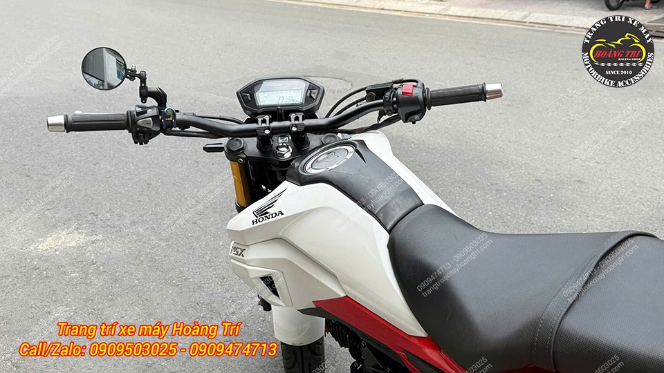 Góc nhìn tổng thể từ phía sau tay lái của chiếc Honda MSX khi trang bị ghi đông FRX