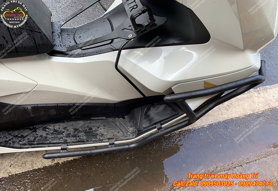 Khung được lắp đặt tại các vị trí ốc cố định của phần thảm để chân