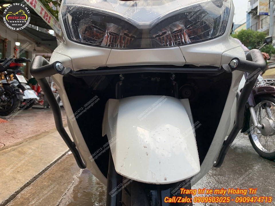 Nhìn từ phía trước có thể thấy thanh ngang kết nối giữa hai bên khung chống đổ HTR