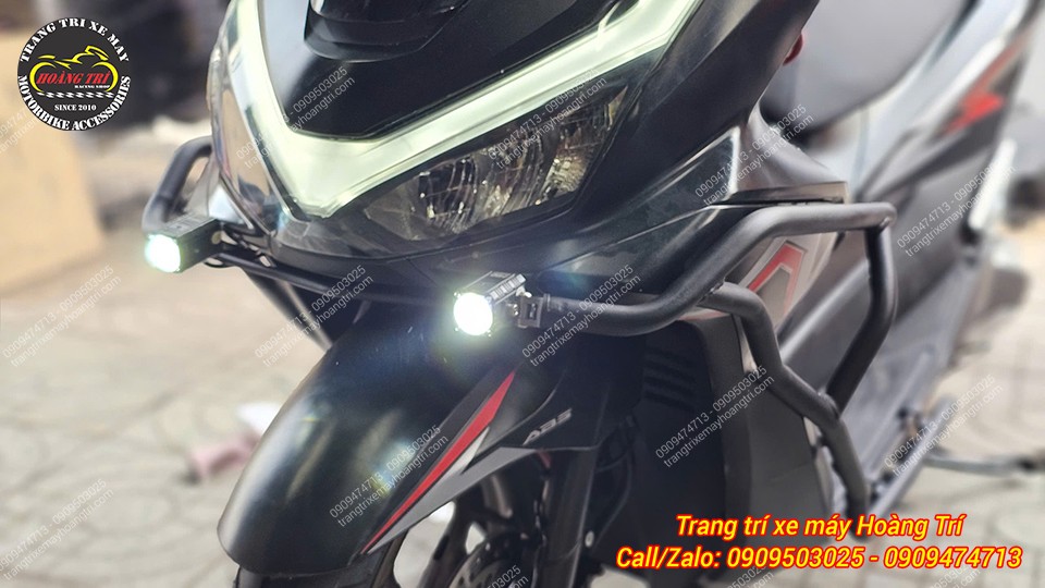 Đèn trợ sáng có thể điều chỉnh hướng chiếu tùy ý tại điểm lắp đặt trên khung chống đổ