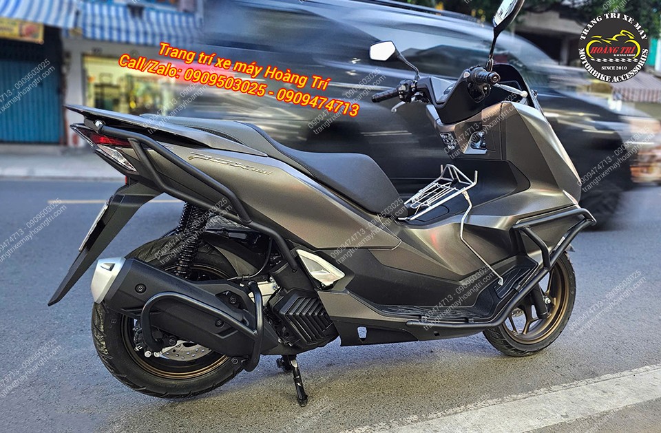 Khi trang bị đầy đủ 3 bộ khung bảo vệ, tổng thể xe PCX 160 2025 trở nên cân đối và chắc chắn hơn