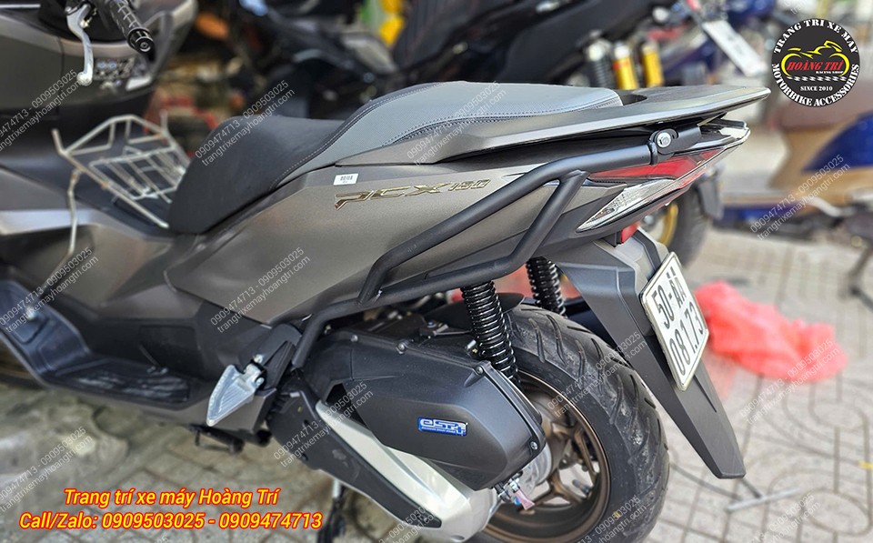 Khung được làm từ chất liệu chắc chắn, mang lại cảm giác bền bỉ và chống chịu tốt khi va chạm