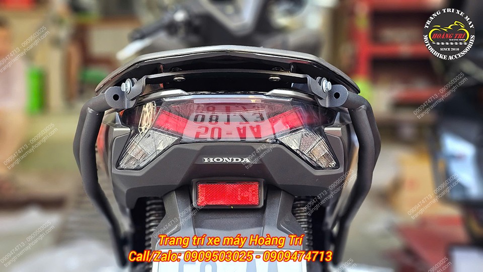 Thiết kế vòng xuống phần đèn hậu giúp khung sau bám chắc và ổn định hơn