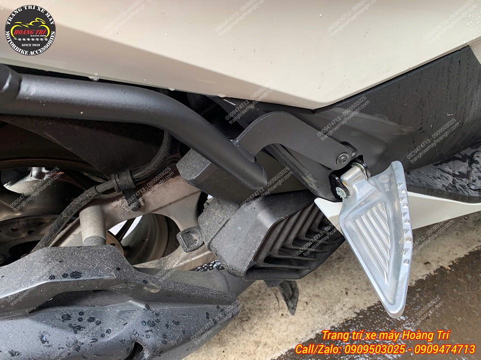 Khung chống đổ sau HTR PCX 160 2025 được bắt chặt vào các điểm ốc trên thân xe