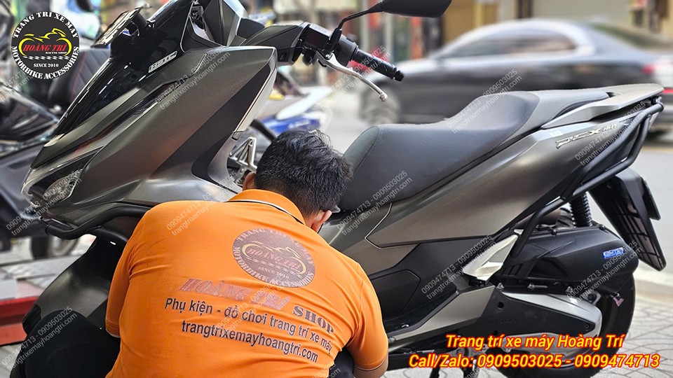 Nhân viên đang tiến hành nâng cấp toàn diện khung bảo vệ cho xe PCX 160 2025