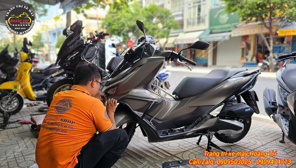 Mỗi điểm lắp đặt của khung bảo vệ đều được cố định vững chắc trên xe PCX 160 2025