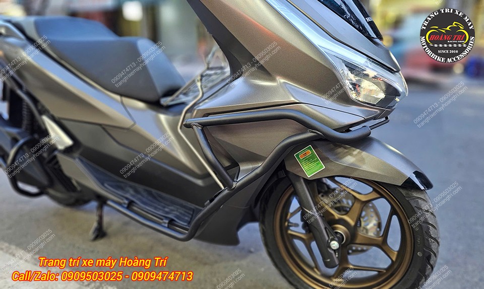 Khung bảo vệ được thiết kế ôm sát phần sườn trước với các đường nét uyển chuyển và hài hòa