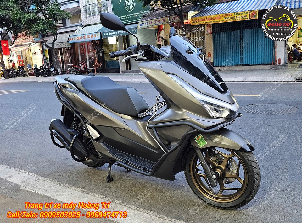 Ngoài bộ khung trước, anh khách còn lắp đặt thêm khung bảo vệ phía sau cho PCX 160 2025