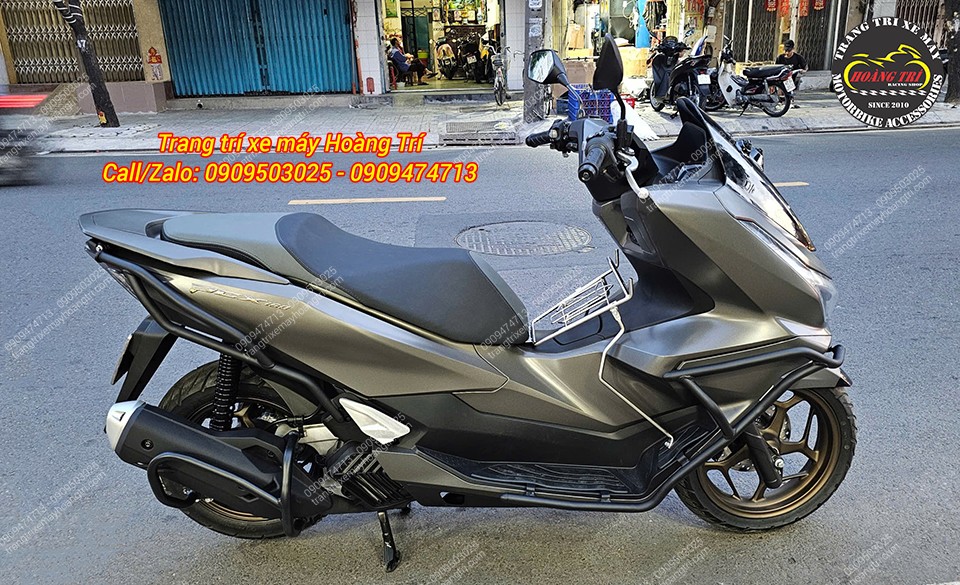Bên cạnh đó, anh còn trang bị thêm khung chống đổ pô, giúp chiếc xe trông mạnh mẽ và cứng cáp hơn
