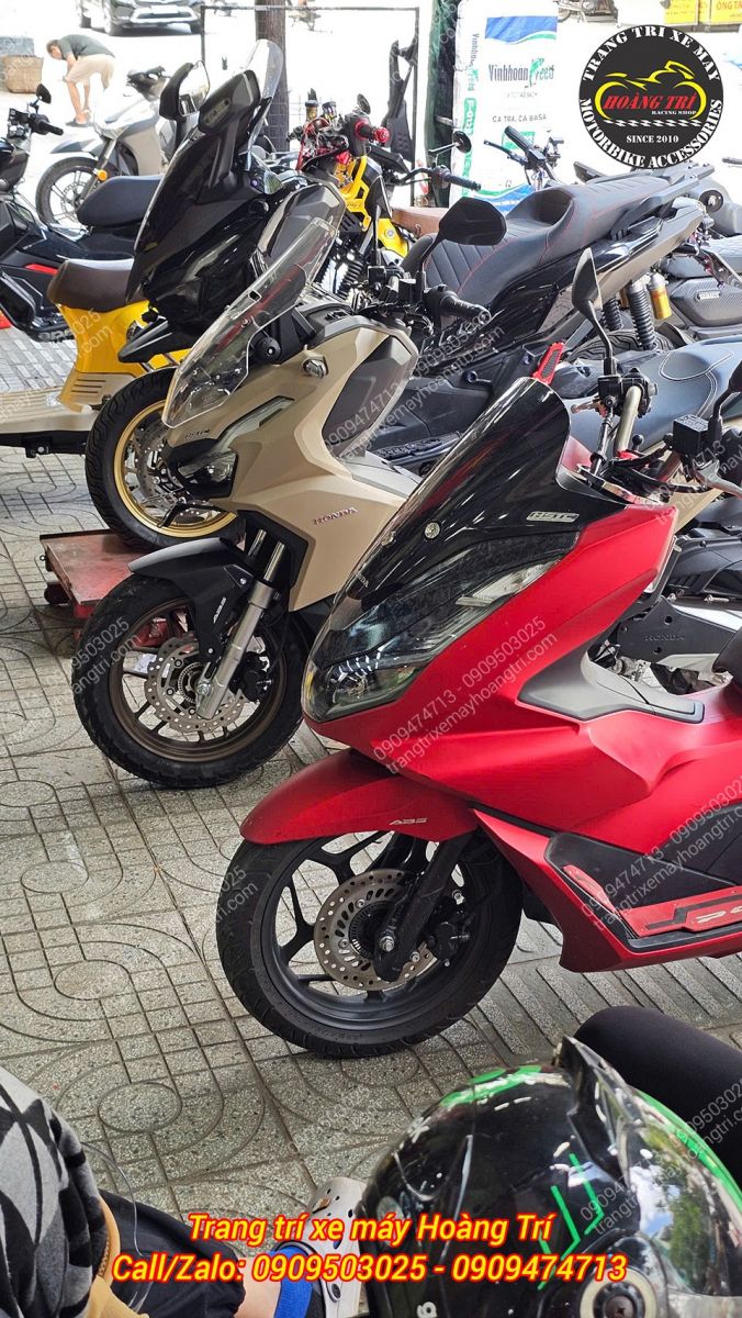 Chiếc PCX 160 đỏ vừa ghé shop để tân trang với các món đồ chơi kiểng