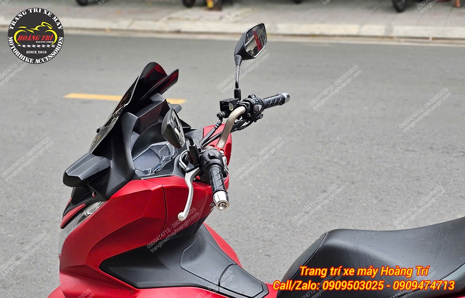 Anh khách đã chọn được món đồ chơi cực kỳ ưng ý, bạn đoán ra là gì không