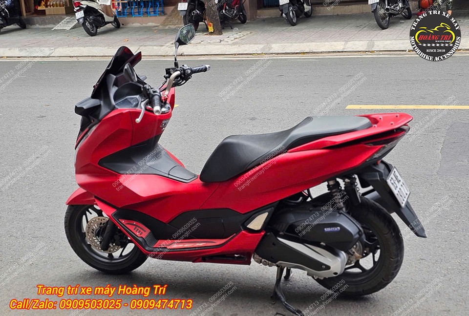 Tổng thể chiếc PCX 160 màu đỏ trở nên nổi bật nhờ phụ kiện mới vừa được lắp lên xe