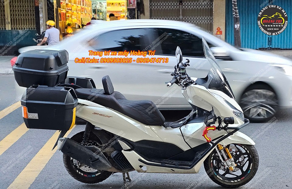 Là người yêu thích phượt, anh khách không quên trang bị thêm bộ thùng phía sau cho chiếc PCX 160 của mình