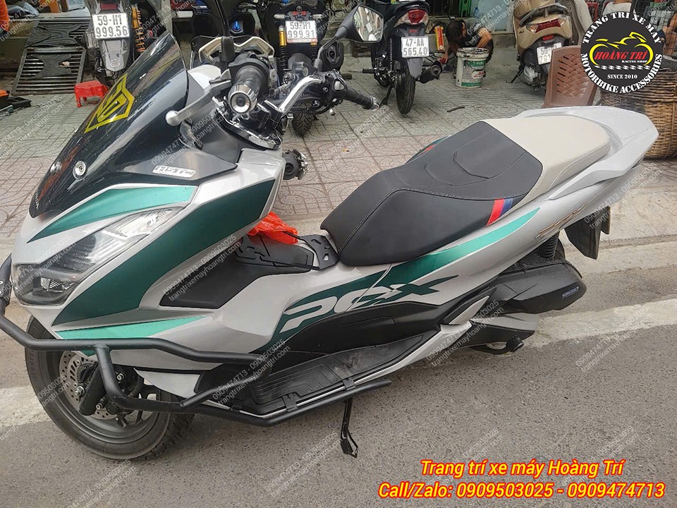 Sự kết hợp giữa tông màu đen – trắng cùng hai điểm nhấn xanh dương và đỏ giúp yên xe trở nên nổi bật hơn