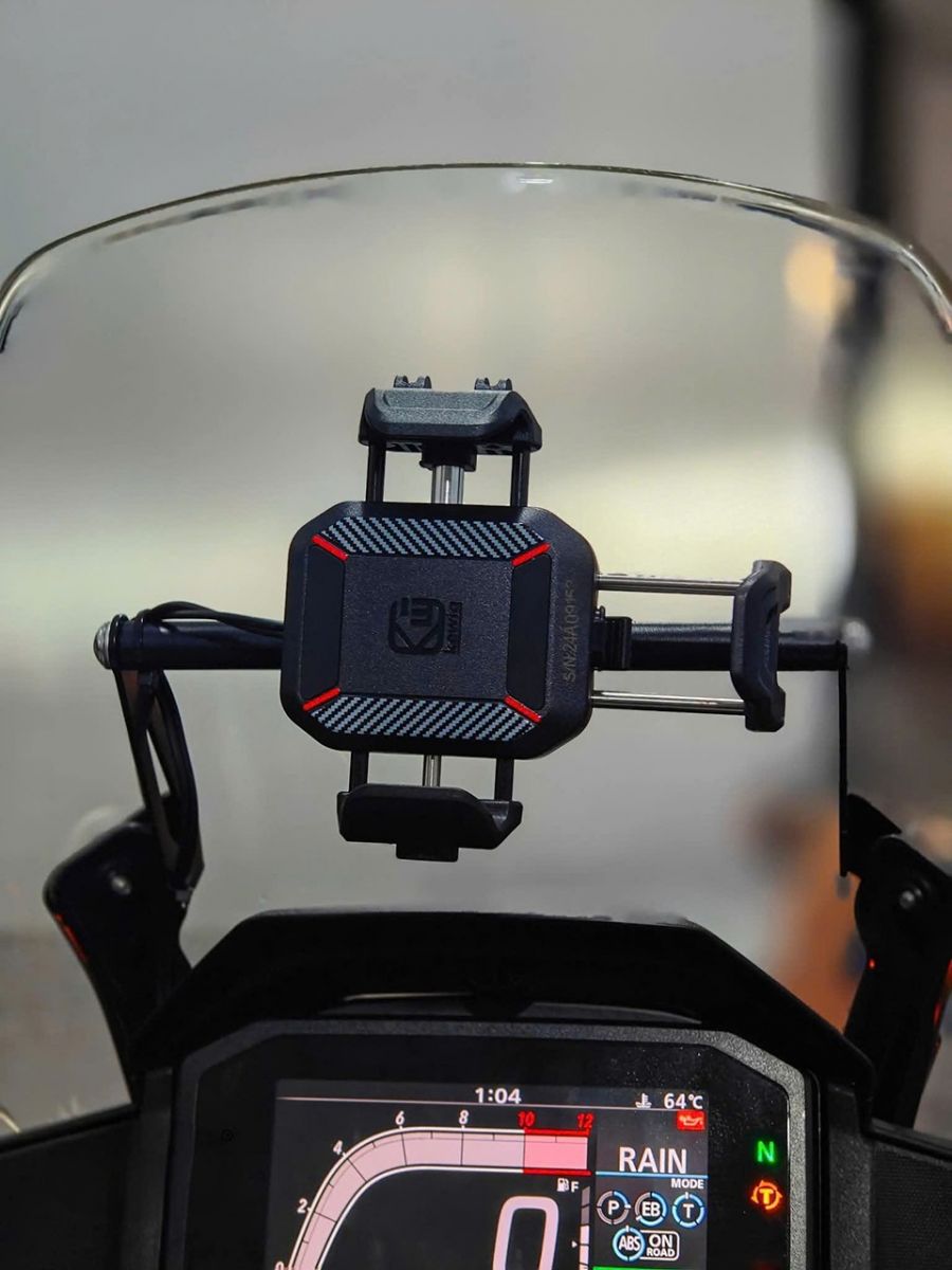 Sản phẩm được gắn chắc chắn trên thanh ngang GPS, đảm bảo độ ổn định khi di chuyển