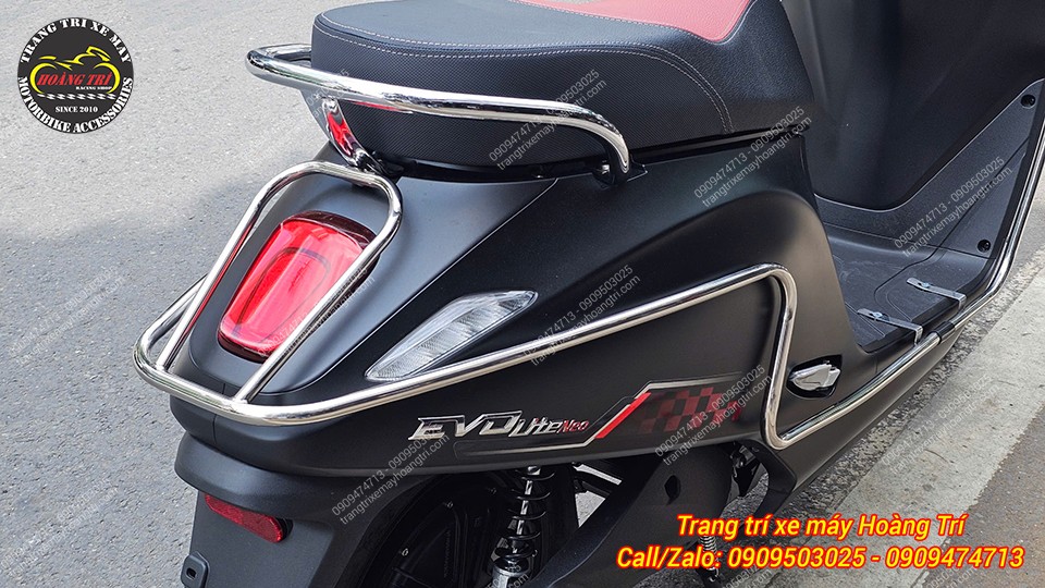 Thiết kế khung ôm sát phần dàn áo của EVO LITE NEO, đồng thời bảo vệ cả cụm đèn hậu phía sau