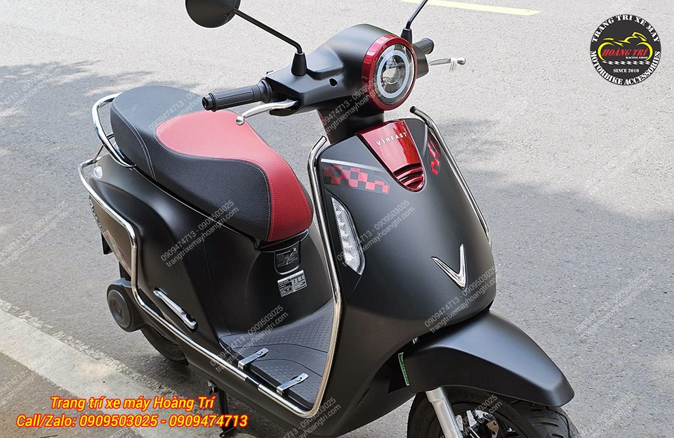 Hai bên sườn trước được uốn lượn tinh tế, tạo thành đường viền ôm sát và nổi bật
